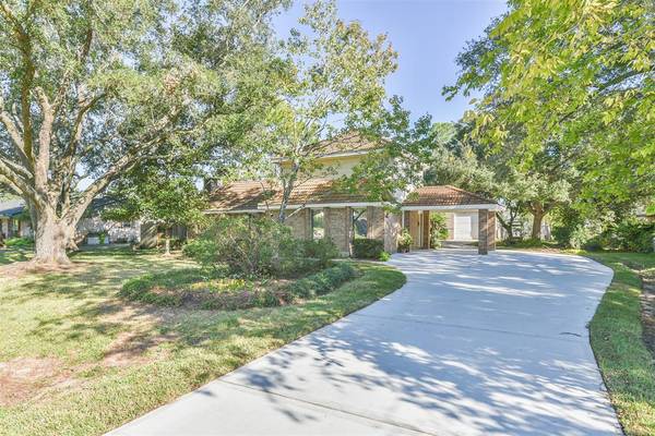 2205 Airline DR, Friendswood, TX 77546