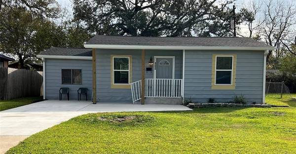 130 Huisache ST, Lake Jackson, TX 77566