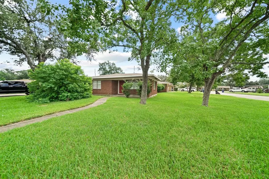 5015 Red Oak LN, Texas City, TX 77591