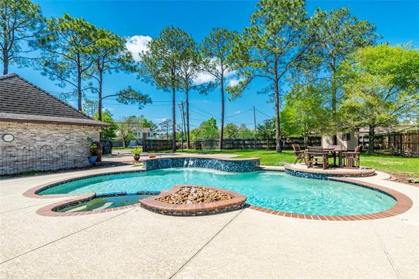 808 Pine Hollow DR, Friendswood, TX 77546