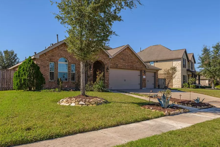 2212 Meadow Wind DR, Pearland, TX 77089