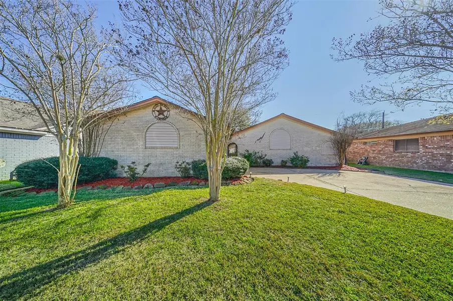 725 Yale LN, Deer Park, TX 77536