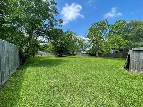 327 Dwire DR,  La Porte,  TX 77571