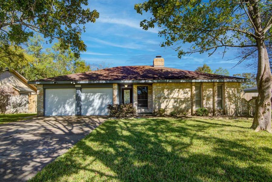 401 Castlelake DR, Friendswood, TX 77546