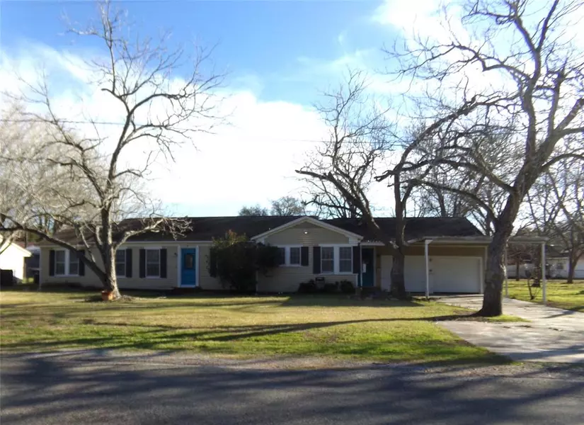 305 W Converse ST, Weimar, TX 78962