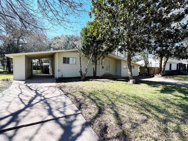 216 Camellia ST, Lake Jackson, TX 77566