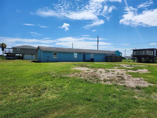 515 Thunder RD, Surfside Beach, TX 77541