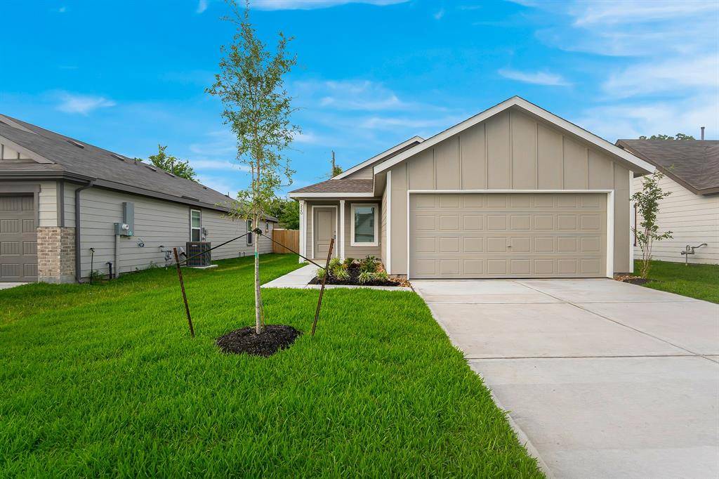 220 Laura Leigh LN, Angleton, TX 77515