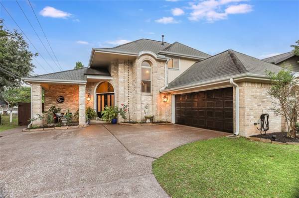 92 Bayou LN, Kemah, TX 77565