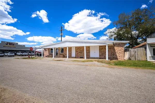 107 Haupstrasse ST, Carmine, TX 78932