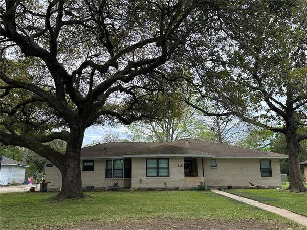 115 Southern Oaks DR, Lake Jackson, TX 77566