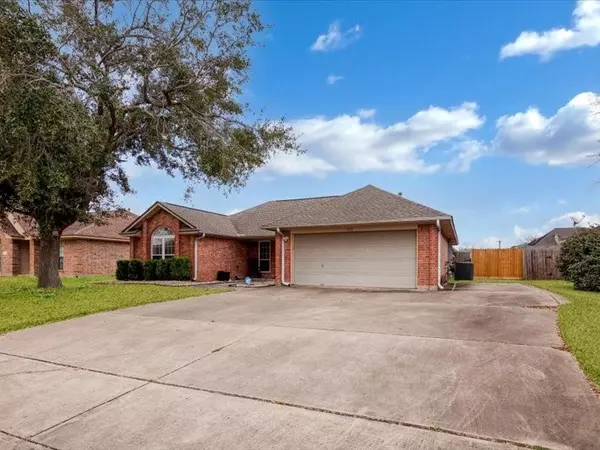 125 Bumelia ST, Lake Jackson, TX 77566