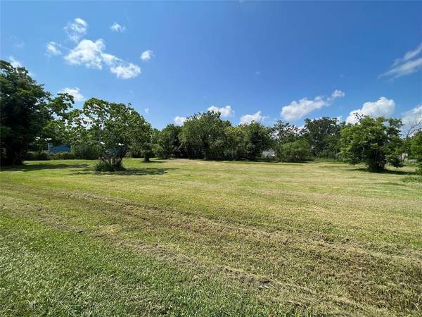 224 Coker ST, Jones Creek, TX 77541