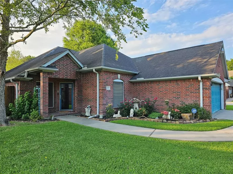 208 Flowers ST, Dayton, TX 77535