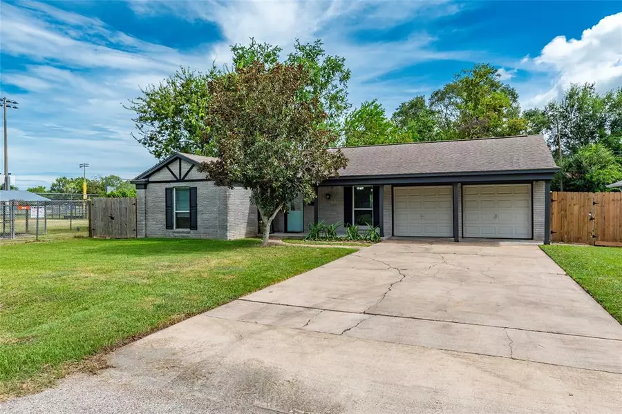 1503 Meadow LN, Alvin, TX 77511