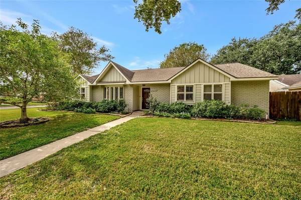 16026 Diana LN, Houston, TX 77062