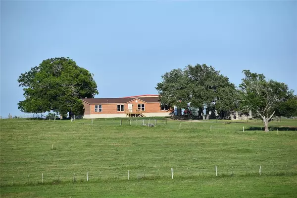 443 County Road 280, Shiner, TX 77984