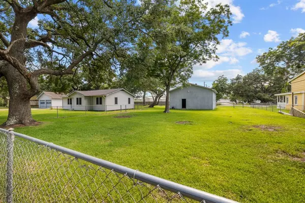 Clute, TX 77531,408 Cora ST