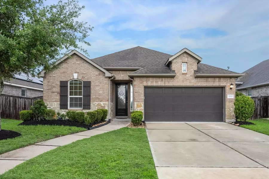 2211 Hidden Meadow LN, Pearland, TX 77089