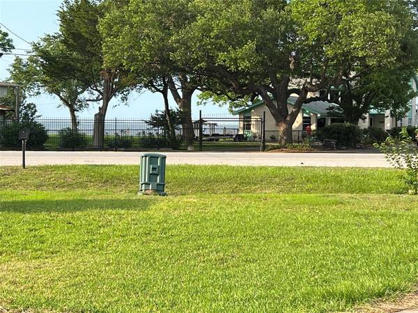 4810 W Bayshore DR, Bacliff, TX 77518