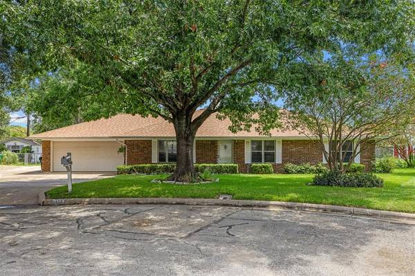 2113 Beazley ST, Brenham, TX 77833