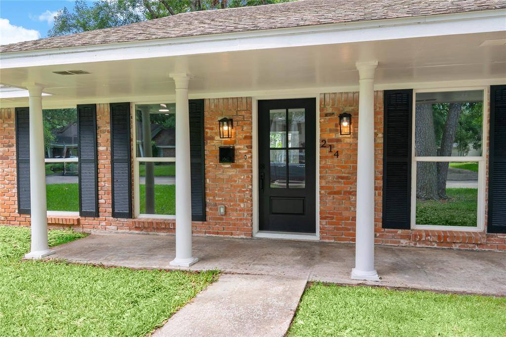 214 Whispering Oaks DR, Seabrook, TX 77586
