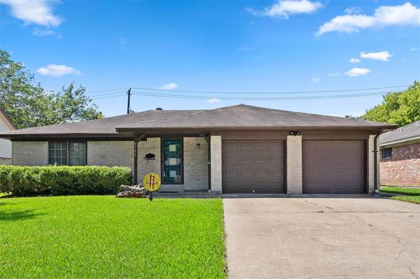 9906 Carlow LN, La Porte, TX 77571