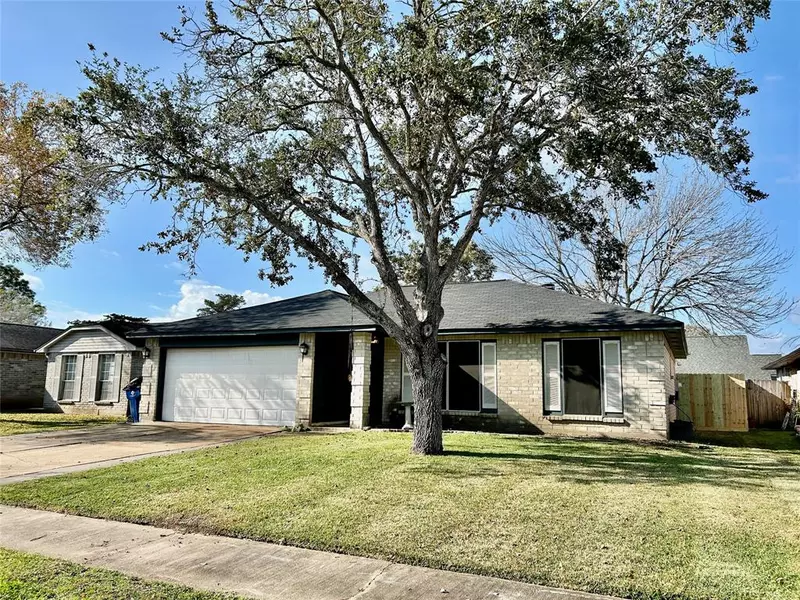 137 Trailride RD, Angleton, TX 77515