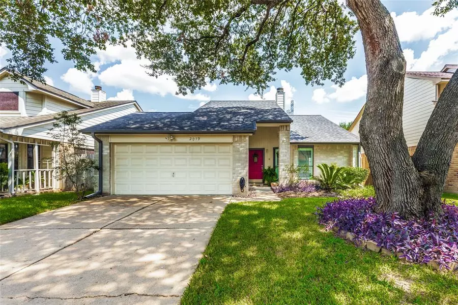 2019 Creek Valley LN, Sugar Land, TX 77478