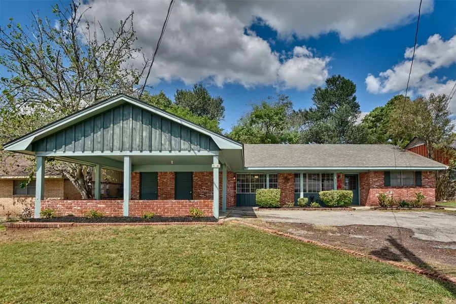 403 Giddings LN, Brenham, TX 77833