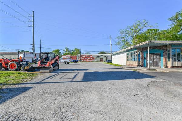 8107 Highway 6, Hitchcock, TX 77563