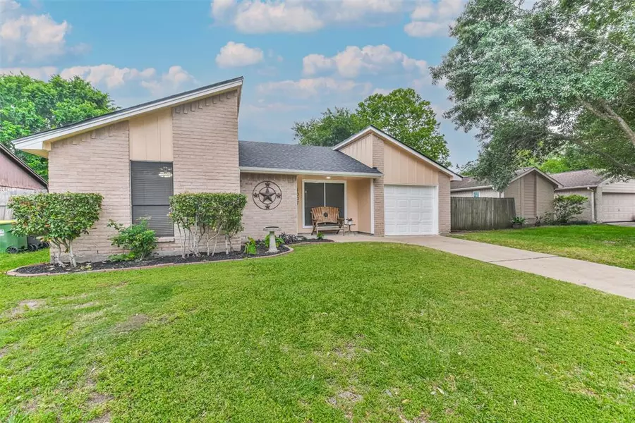 1007 Pimlico DR, Pearland, TX 77584