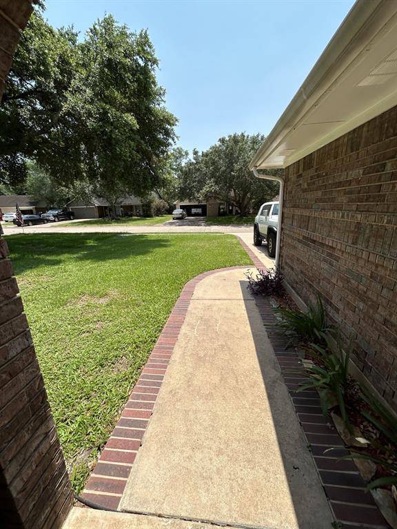 39 Alexander CT, Angleton, TX 77515