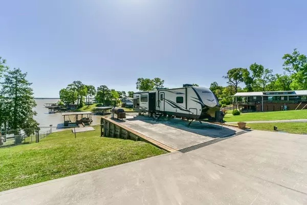 321 E Woodland Shores DR, Point Blank, TX 77364