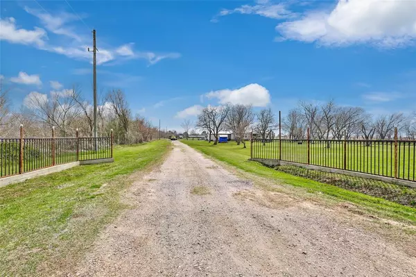 32621 Knebel RD, Waller, TX 77484