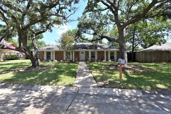 5007 Meadow Lark LN, Dickinson, TX 77539