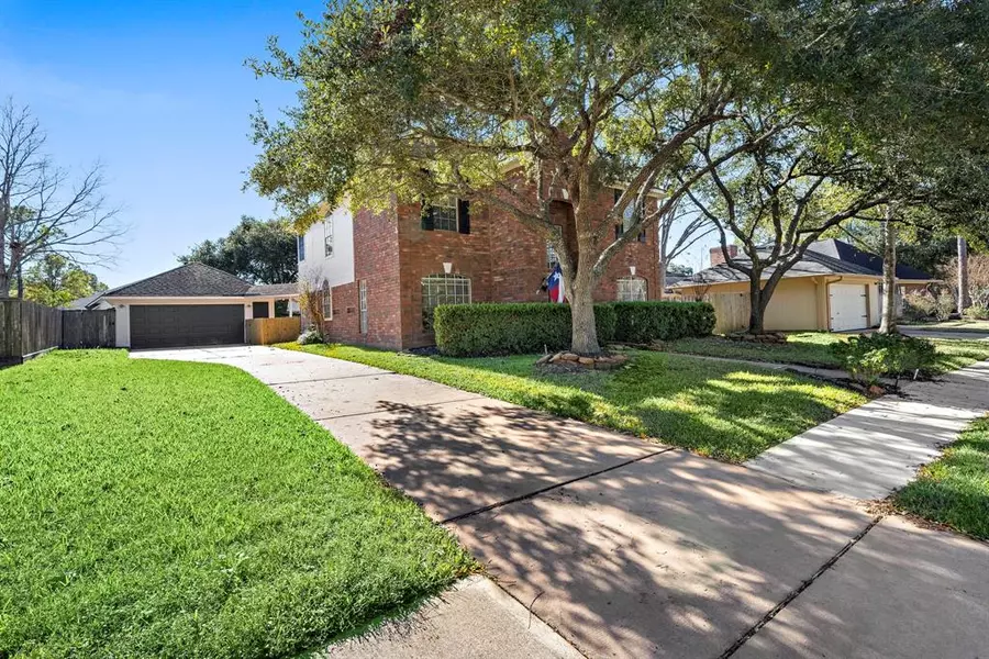 6934 Woodside DR, Sugar Land, TX 77479