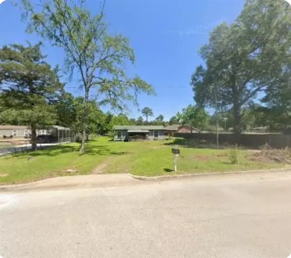 810 W North ST, Livingston, TX 77351