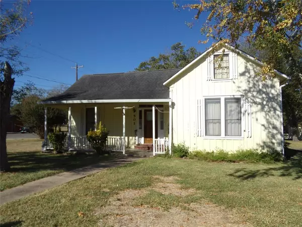 501 N North Center ST, Weimar, TX 78962