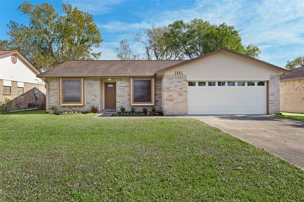 1041 Crossing RD, Angleton, TX 77515