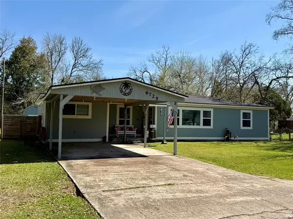 6725 E Bayou DR, Hitchcock, TX 77563