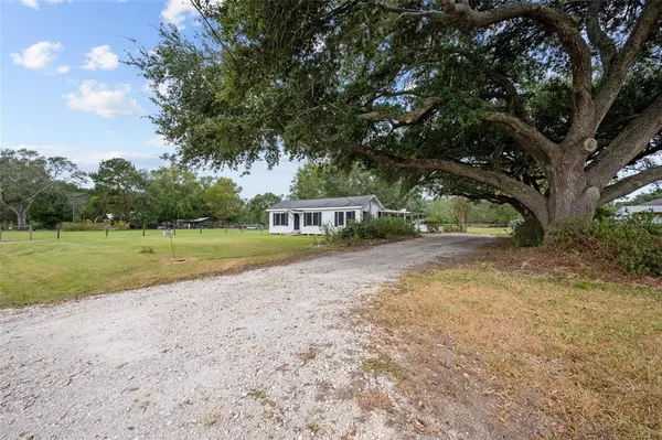 124 Speights RD, Hankamer, TX 77560