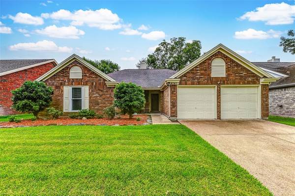 4747 Cavern DR, Friendswood, TX 77546