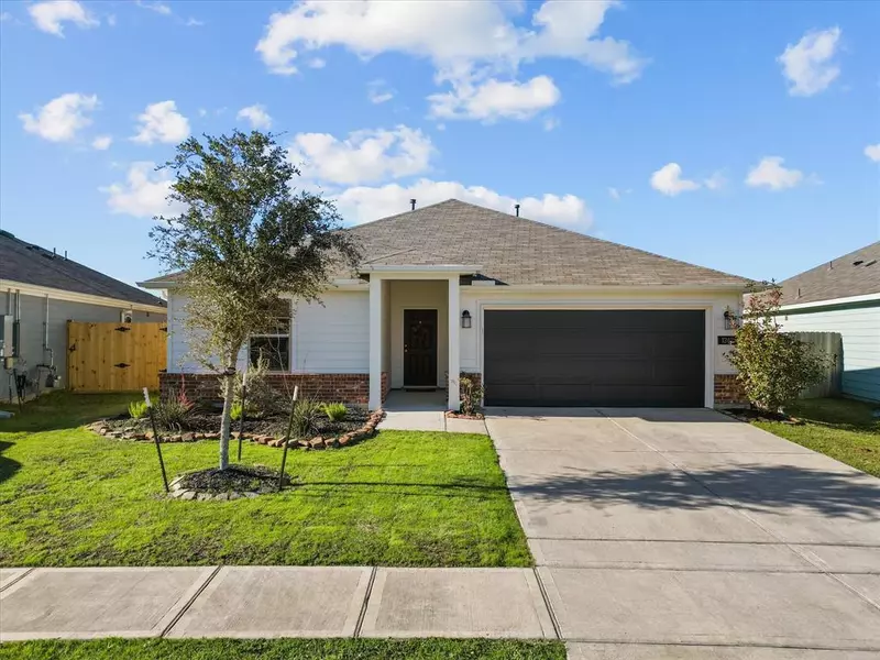 1242 Lancer Leap DR, Alvin, TX 77511