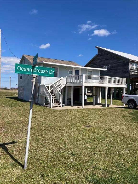 101 Ocean Breeze DR, Crystal Beach, TX 77650