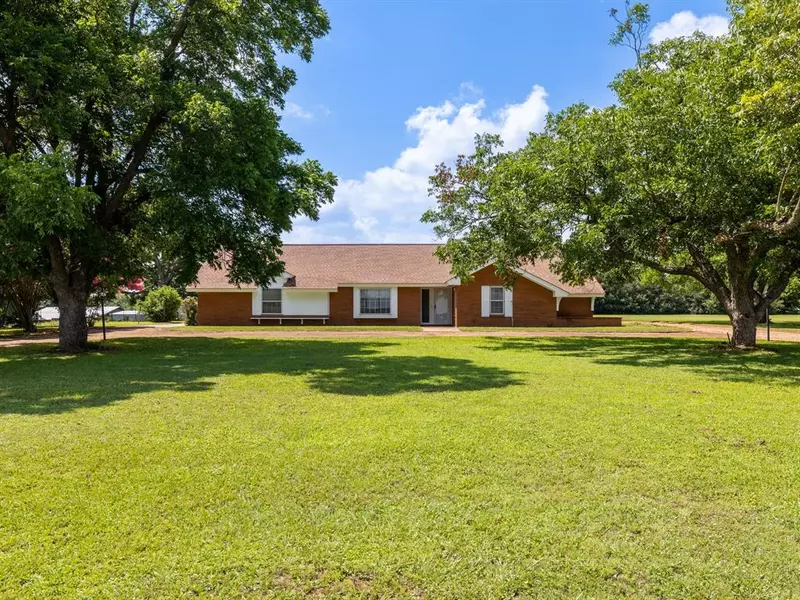 1072 County Road 410 RD, Lexington, TX 78947