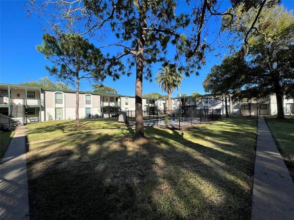 130 Oyster Creek DR #2, Lake Jackson, TX 77566