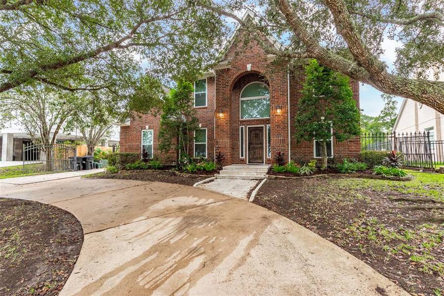 5490 Appleblossom LN, Friendswood, TX 77546