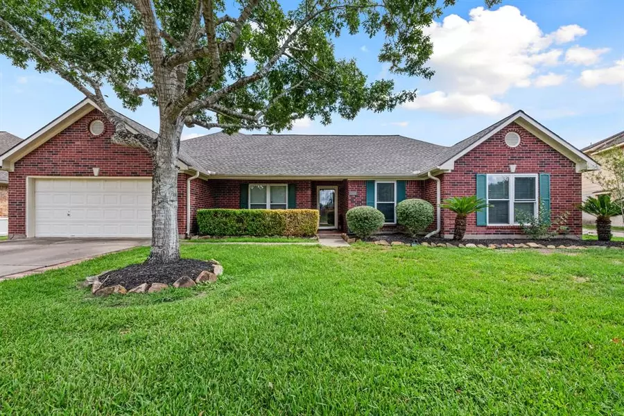 1504 Inverness LN, Pearland, TX 77581