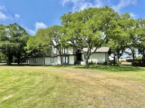 202 Tamanda LN, Oyster Creek, TX 77541